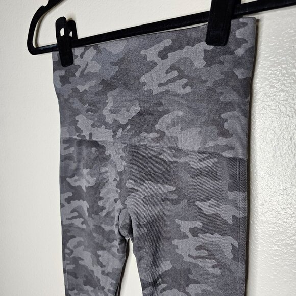 Spanx Size Medium Grey Camo Look At Me Now Seamless Leggings 2099R Slimming Crop - Picture 2 of 9